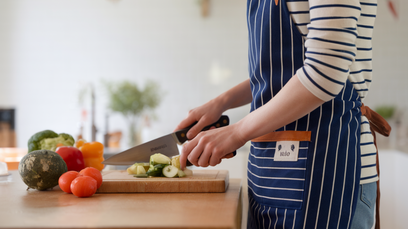 Comment intégrer un tablier japonais dans ma routine quotidienne de cuisine ?